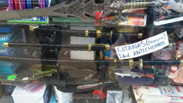 Comercio salteño vende espadas “anti-chorro”