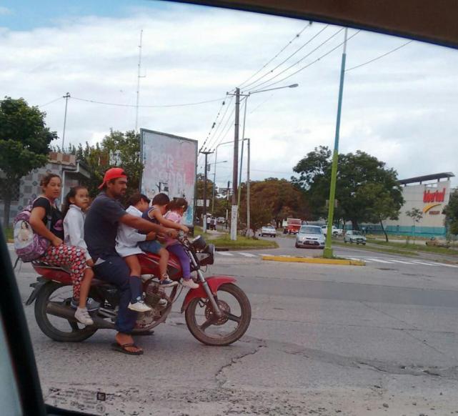 Seis personas viajan en una sola moto por la Adolfo de la Vega